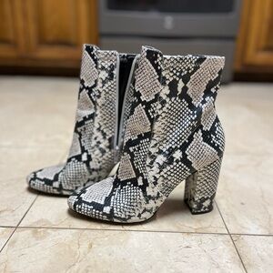 Aldo Snakeskin Patterned Ankle Boots sz 9